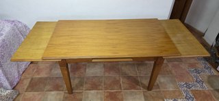 Mesa de comedor de madera
