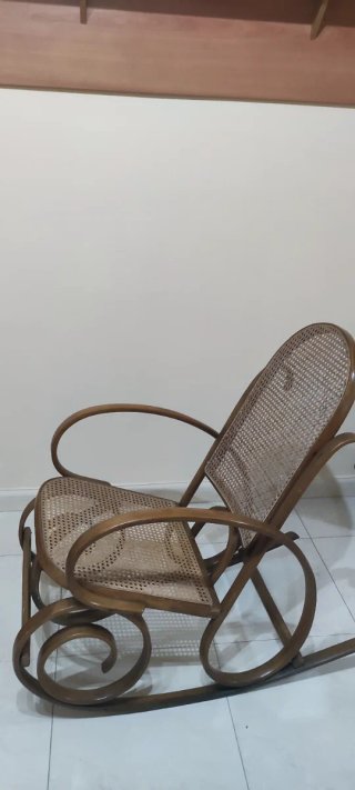 Mecedora de madera y mimbre