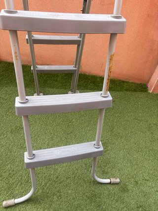 Escalera piscina gris metal/plástico