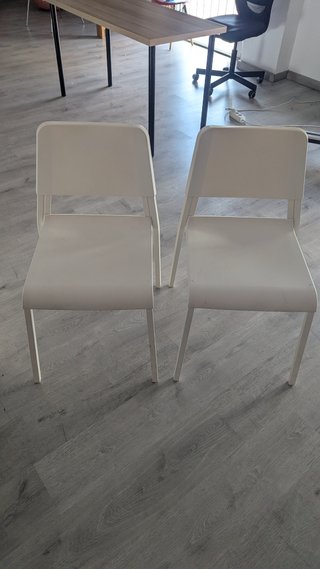 2 Sillas de plástico duro blancas