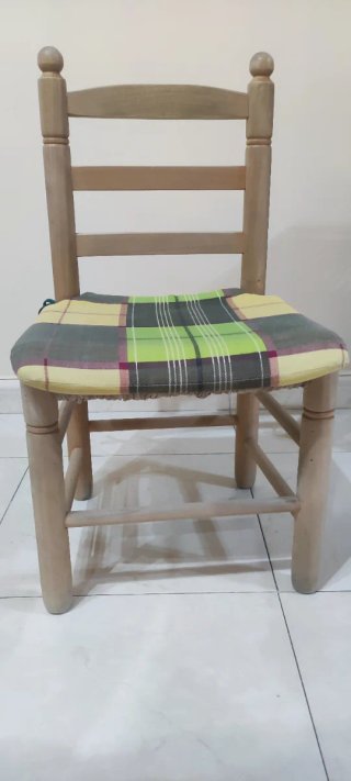 Silla de madera con asiento de mimbre