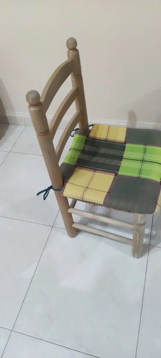 Silla de madera con asiento de mimbre