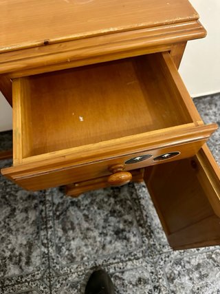 Escritorio pequeño de madera