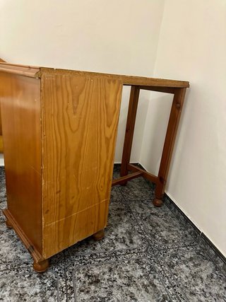 Escritorio pequeño de madera