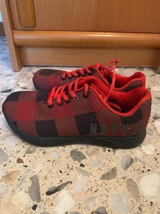 Zapatillas Nobull Rojo y Negro Cuadros