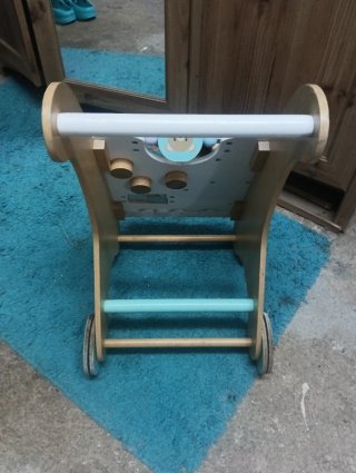 Correpasillos de madera con actividades