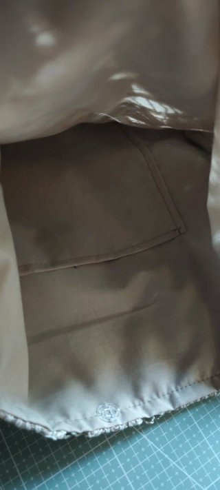 Bolso de encaje beige con asas