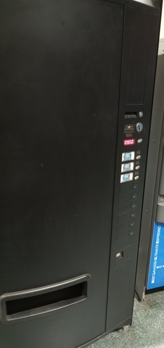 Màquina vending 1,5L i llaunes