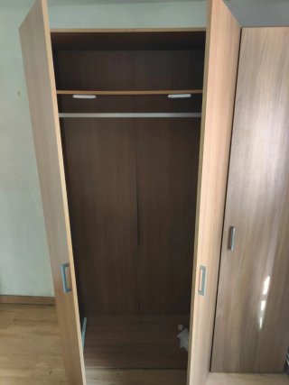 Armario de madera con tres puertas
