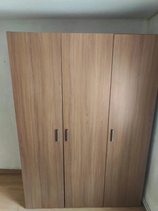 Armario de madera con tres puertas