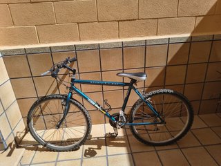 Bicicleta de montaña con muy poco uso