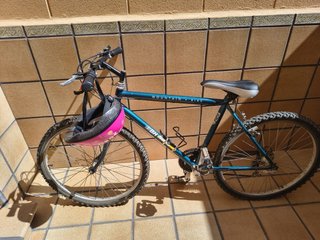 Bicicleta de montaña con muy poco uso