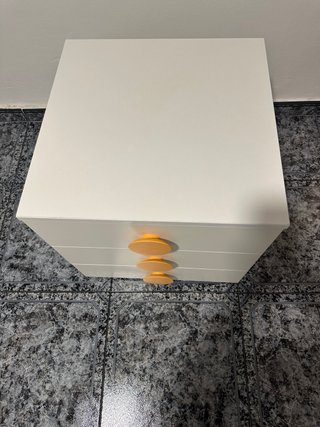 Mesita de noche blanca con tiradores naranjas