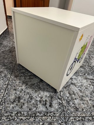 Mesita de noche blanca con tiradores naranjas