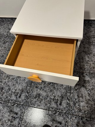 Mesita de noche blanca con tiradores naranjas