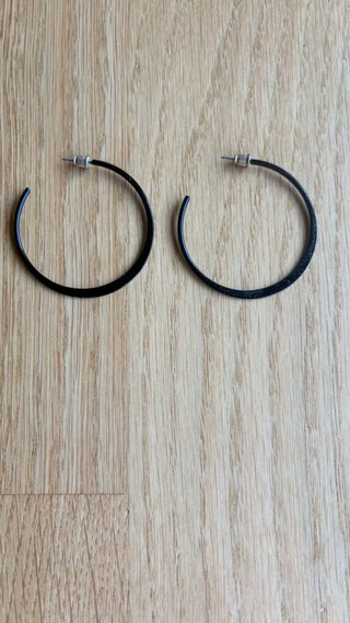 Pendientes de aro negros