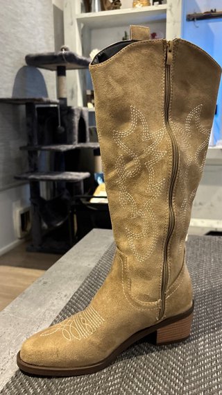 Botas camperas beige con bordado