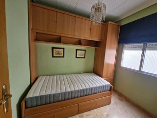 Mueble de madera con cama y armario