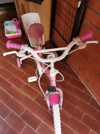Bicicleta infantil rosa con ruedines