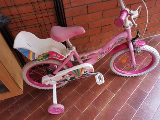 Bicicleta infantil rosa con ruedines