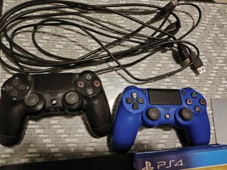 PS4 con 2 mandos y Dark Souls III