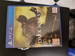 PS4 con 2 mandos y Dark Souls III