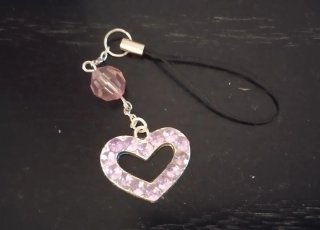 Colgante / Strap Y2K con corazón de strass lila