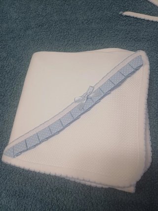 Conjunto de arrullo y babero bebé blanco y celeste