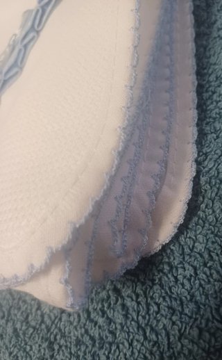 Conjunto de arrullo y babero bebé blanco y celeste