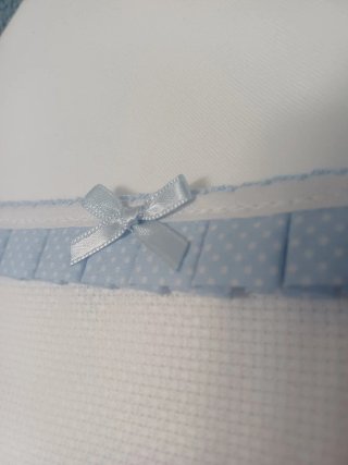 Conjunto de arrullo y babero bebé blanco y celeste