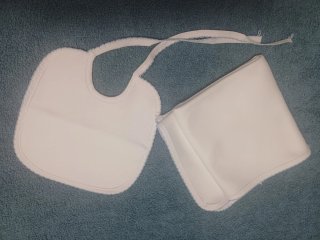 Conjunto de arrullo y babero bebé blanco y celeste
