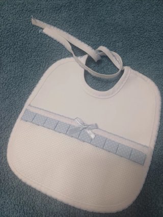 Conjunto de arrullo y babero bebé blanco y celeste