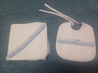Conjunto de arrullo y babero bebé blanco y celeste