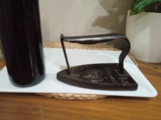 Antigua plancha labrada de hierro fundido