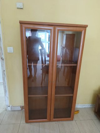 Vitrina de madera y cristal
