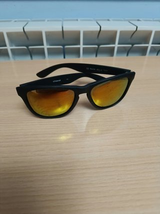 Gafas de sol Polaroid negras y naranjas