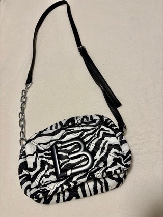 Bolso pequeño estampado cebra con logo B