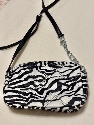 Bolso pequeño estampado cebra con logo B