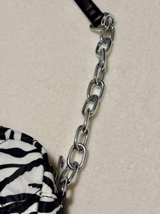 Bolso pequeño estampado cebra con logo B