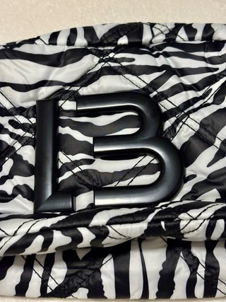 Bolso pequeño estampado cebra con logo B