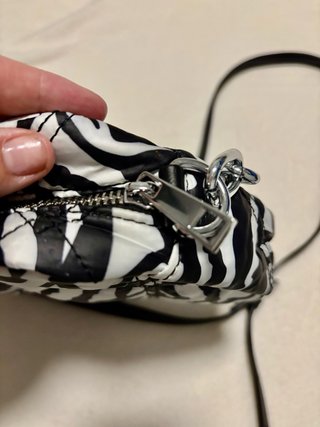Bolso pequeño estampado cebra con logo B