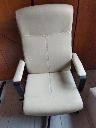 Silla de oficina nueva beige