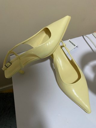 Zapatos Bershka tacón bajo amarillos