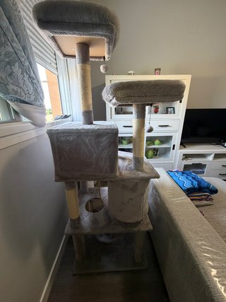 Árbol rascador para gatos gris