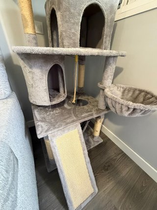 Árbol rascador para gatos gris