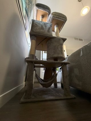 Árbol rascador para gatos gris