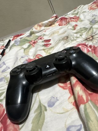 PS4 (PlayStation 4) con 2 mandos y juegos