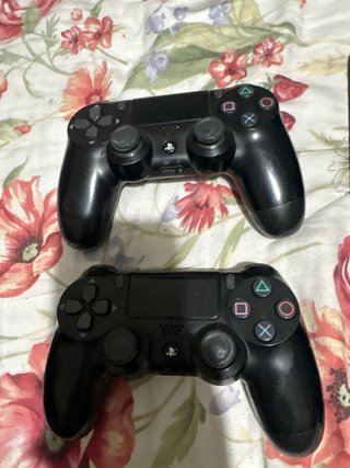 PS4 (PlayStation 4) con 2 mandos y juegos