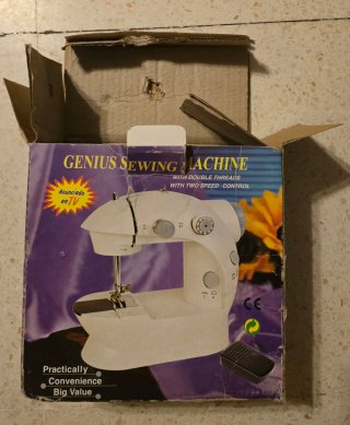 Mini Máquina de Coser Blanca