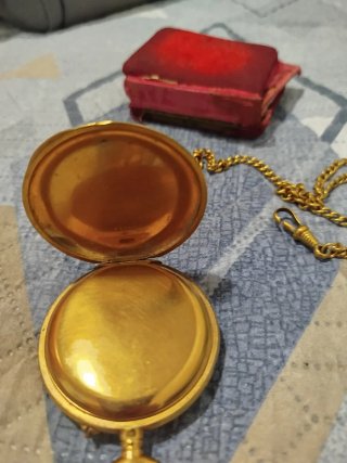 Reloj de bolsillo antiguo dorado